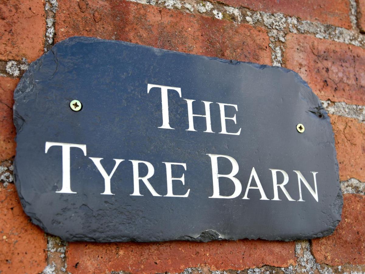 The Tyre Barn Villa Whitchurch  Eksteriør billede
